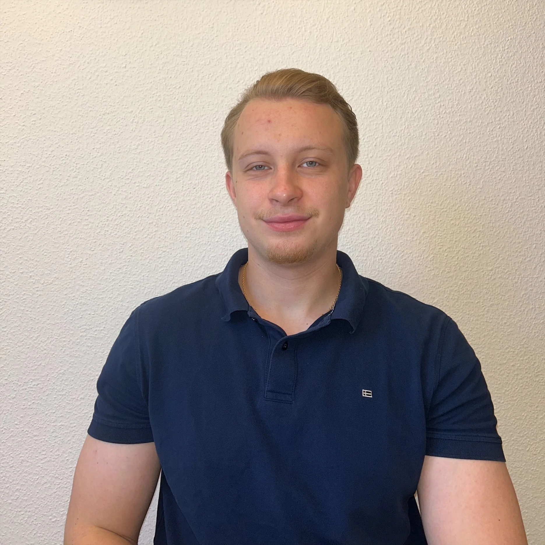 Fahrschülerin in Zürich mit Blick auf Tram